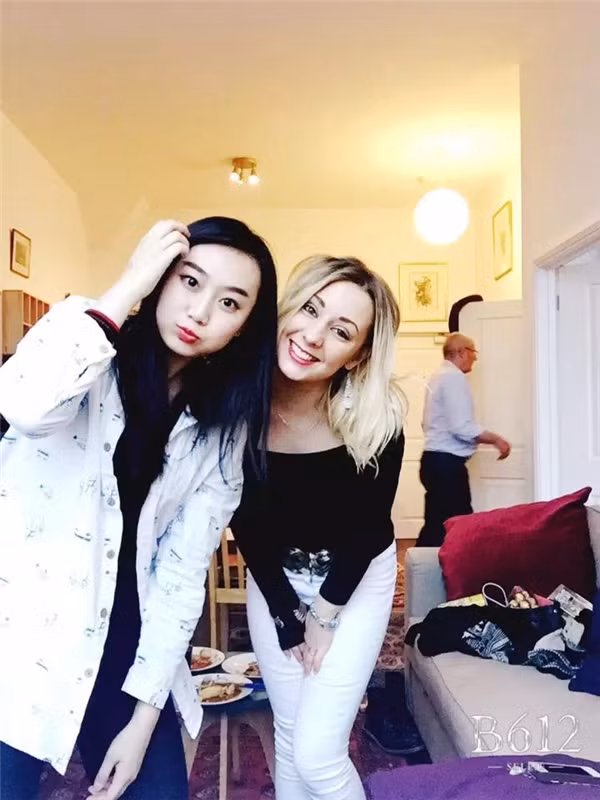 Ngoài công việc, cô giáo Imogen còn có sở thích với thời trang và du lịch. Theo nhận xét của nhiều bạn trẻ Việt, với lợi thế là khuôn mặt xinh đẹp, dáng người cân đối, cô Imogen hoàn toàn phù hợp với các công việc liên quan đến nghệ thuật như người mẫu hoặc diễn viên...