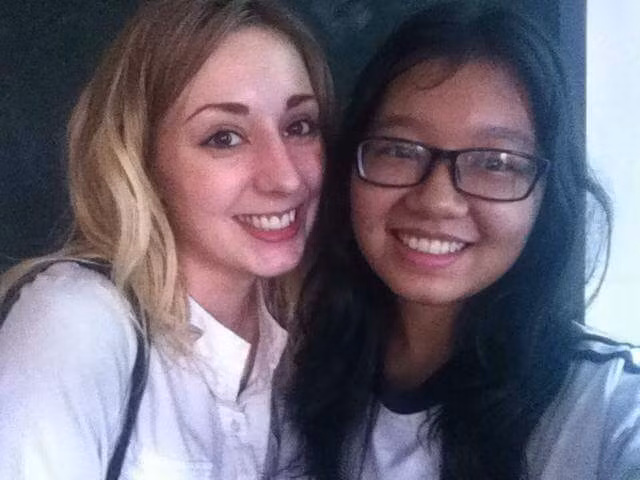 Theo tiết lộ của bạn học sinh đăng tải đoạn clip của cô Imogen lên mạng, đoạn clip được ghi lại vào ngày đầu cô Imogen nhận lớp. Sự xuất hiện của một cô giáo ngoại quốc xinh hoa không chỉ khiến các học sinh trong lớp của cô ngạc nhiên thích thú mà còn kích thích sự tò mò của cả các học sinh của những lớp bên cạnh. Đoạn clip mà dân mạng lan truyền gần đây cho thấy rõ việc một nữ sinh dù không trực tiếp được cô Imogen giảng dạy nhưng vẫn đứng từ cửa sổ để ghi hình đồng thời liên tục trầm trồ khen ngợi ngoại hình của cô giáo trẻ tuổi.