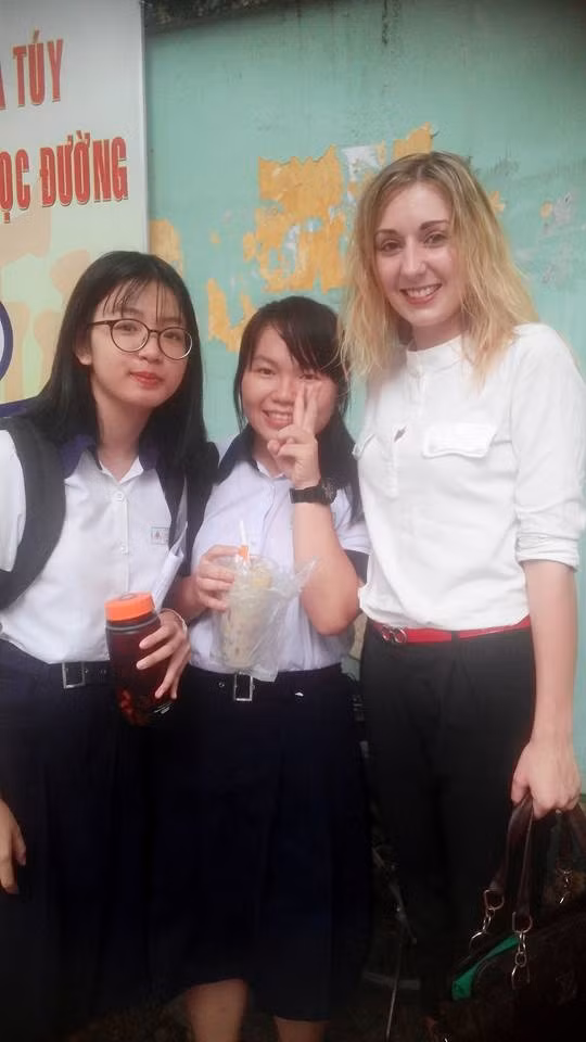 Quá yêu mến và ấn tượng với cô giáo ngoại quốc xinh như hoa này, dân mạng Việt đã nhanh chóng bắt tay vào việc tìm kiếm các thông tin cá nhân, truy lùng ra danh tính của cô. Những bạn trẻ được cho là tác giả của đoạn clip gây sốt mạng vừa rồi được rất nhiều người hỏi thăm để dò hỏi ra thông tin, tên tuổi của cô giáo. Sau cùng, một bạn trẻ tự nhận là học sinh của cô giáo Anh đã nhiệt tình cung cấp rất nhiều thông tin thú vị xoay quanh nhân vật cô giáo hot girl "xinh nhất dải ngân hà".