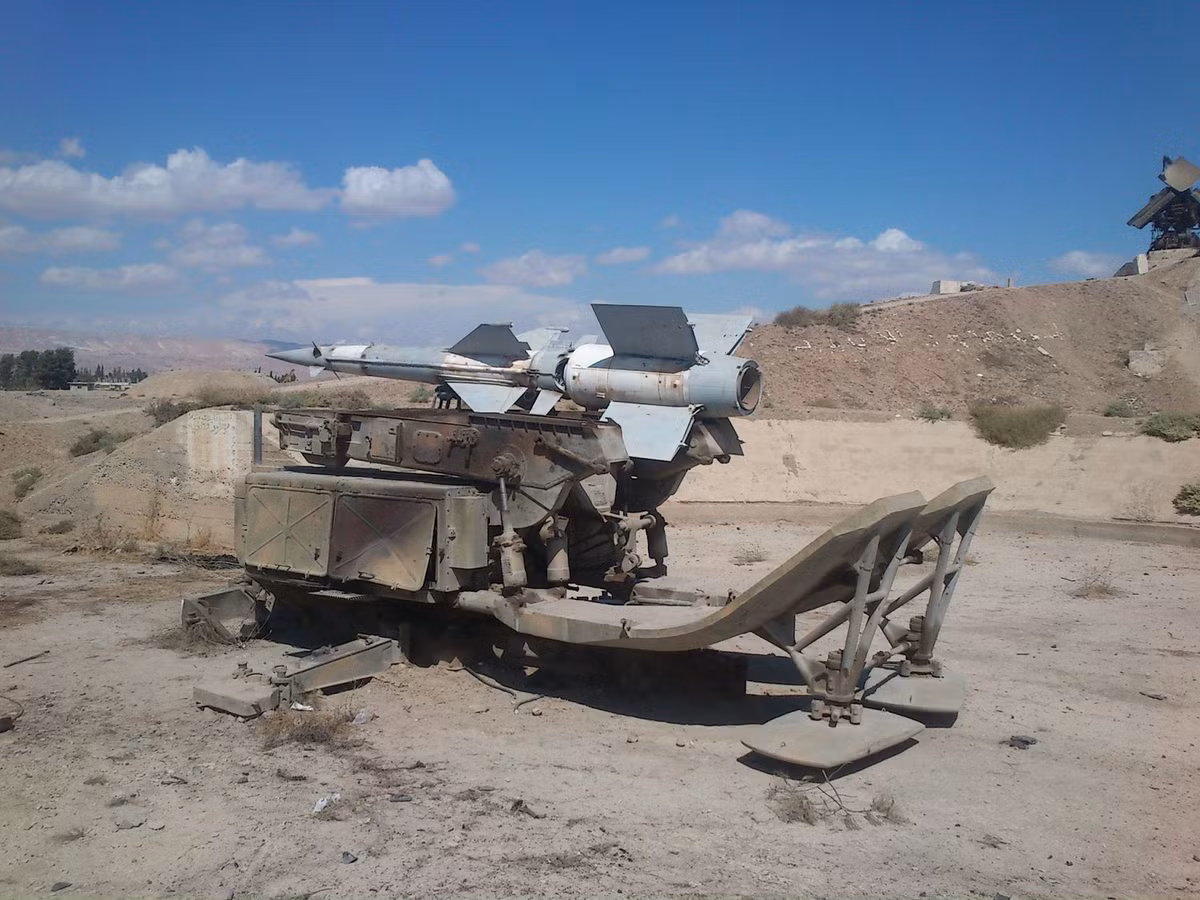 …Cùng một khẩu đội tên lửa phòng không S-125 Pechora (NATO gọi là SA-3). Tuy nhiên, ít có khả năng phiến quân vận hành được SA-3 vì tính phức tạp của hệ thống, đòi hỏi huấn luyện phải hết sức kỹ càng. Nguồn ảnh: Oryx