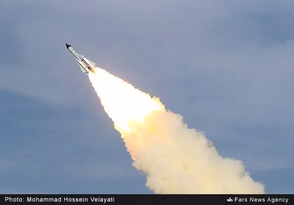 Cuộc tập trận diễn ra ở miền Nam nước này với sự tham gia của hàng nghìn binh sĩ và đặc biệt là nhiều hệ thống tên lửa phòng không do Iran chế tạo. Nguồn ảnh: Fars