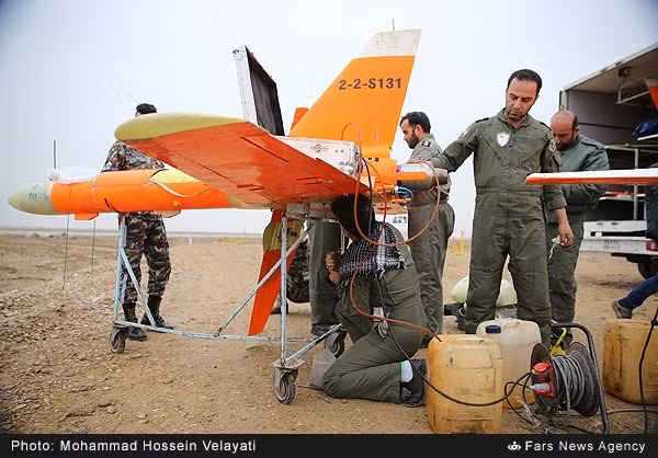 Tuy tuyên bố tính năng đều vượt trội so với các sản phẩm của nước ngoài, nhưng khó mà kiểm chứng độ chính xác các tuyên bố của Iran. Ảnh: Bia bay không người lái được chuẩn bị cho cuộc bắn thử. Nguồn ảnh: Fars