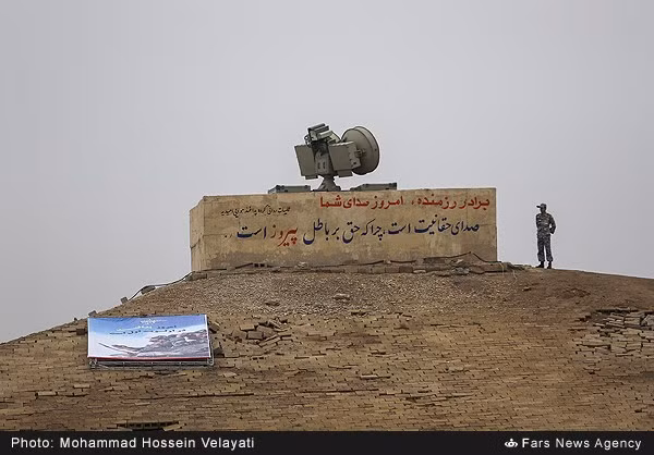 Anten đài điều khiển hỏa lực Hadi - sao chép nguyên bản radar AN/MPQ-46 của Mỹ. Nó được tích hợp hệ thống cảm biến quang - học cho phép theo dõi phát hiện mục tiêu trong môi trường bị gây nhiễu nặng. Thế hệ đầu tên lửa Shahin đạt tầm bắn 45km, Iran đang phát triển thế hệ 2 bắn xa 60km. Các tên lửa được lắp đầu tự dẫn radar bán chủ động. Nguồn ảnh: Fars