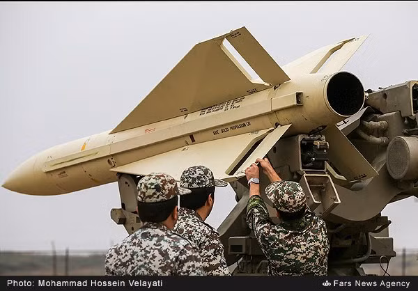 Hệ thống Mersad có khả năng phát hiện mục tiêu ở cự ly xa đến 150km, khóa mục tiêu cách 80km và bắt bám dẫn đường cho tên lửa hạ 2 mục tiêu cùng lúc. Nguồn ảnh: Fars