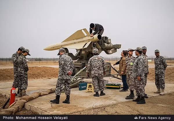 Hệ thống tên lửa Mersad được thiết kế để bắn hạ các máy bay hiện đại ở độ cao thấp và trung bình. Mersad cải tiến mạnh về radar với công nghệ xử lý tín hiệu mới, hệ thống bám bắt mục tiêu. Nguồn ảnh: Fars