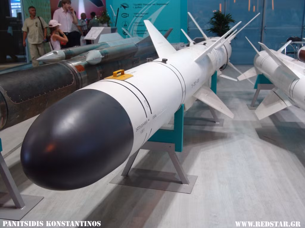 Kh-35U là phiên bản nâng cấp của dòng tên lửa hành trình chống hạm Kh-35 Uran (NATO gọi là SS-N-25) do Cục thiết kế Zvezda thiết kế, Tổng công ty tên lửa chiến dịch - chiến thuật (KTRV) sản xuất từ những năm 1990. Tuy được tuyên bố là có thể phóng từ tàu chiến, mặt đất và máy bay, thế nhưng rất ít hình ảnh Kh-35 triển khai trên các máy bay săn ngầm chủ lực của Hải quân Nga. Nguồn ảnh: Redstar