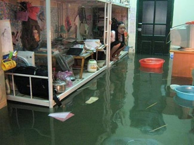 Nước ngập đến giường tầng 1, sinh viên đã phải di chuyển hết đồ đạc lên giường và ăn mỳ gói trong vòng 1 tuần chờ nước rút.