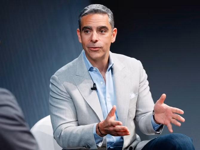 9. David Marcus - Phó chủ tịch phụ trách mảng tin nhắn của Facebook: Đã gần hai năm kể từ khi Marcus rời bỏ vị trí Chủ tịch của PayPal để gia nhập Facebook làm Phó chủ tịch phụ trách mảng Messenger (tin nhắn). Dưới sự "cai trị" của ông, Messenger của Facebook đã phát triển thành một con quái thú với 900 triệu người sử dụng hàng tháng. Năm nay, Marcus đang tập trung phát triển AI Messenger và cùng bắt tay với Spotify Uber và Lyft.