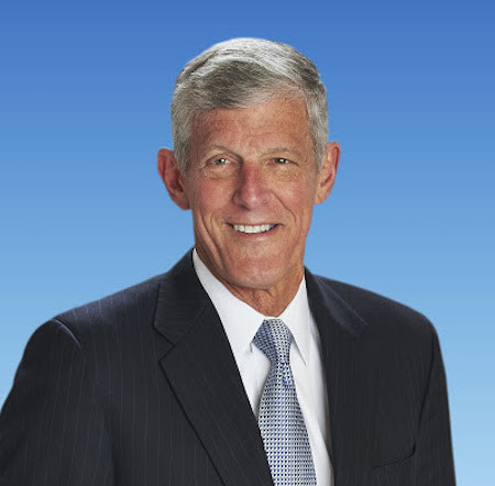 5. Steve Reinemund - Cựu CEO PepsiCo. Có lẽ rất ít người sẽ nhận ra Steve, ngoài việc là cựu CEO của PepsiCo, ông đồng thời còn là thành viên trong Ban giám đốc của WalMart. CEO công nghệ này có thói quen đi bộ vào lúc 5 giờ sáng và chạy mỗi ngày khoảng 6,5 km, ông chỉ ngủ 6 tiếng mỗi ngày.