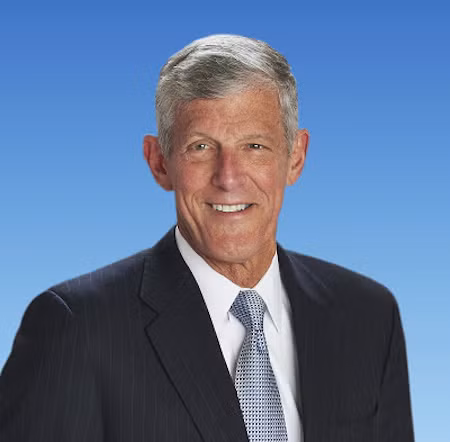 5. Steve Reinemund - Cựu CEO PepsiCo. Có lẽ rất ít người sẽ nhận ra Steve, ngoài việc là cựu CEO của PepsiCo, ông đồng thời còn là thành viên trong Ban giám đốc của WalMart. CEO công nghệ này có thói quen đi bộ vào lúc 5 giờ sáng và chạy mỗi ngày khoảng 6,5 km, ông chỉ ngủ 6 tiếng mỗi ngày.