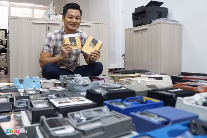 Sưu tập điện thoại Nokia từ năm 2010, ca sĩ Đức Tuấn sở hữu hơn 200 chiếc điện thoại Nokia nguyên hộp, trong đó hơn 80% là máy mới. Nam ca sĩ cho biết, những ngày đầu anh sưu tầm điện thoại Nokia không hộp, sau đó bắt đầu chuyển sang những máy like new (gần như mới). Cuối cùng, anh tìm đến những chiếc máy mới hoàn toàn để giữ nguyên giá trị sản phẩm.