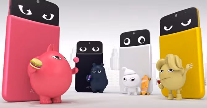 LG AKA: khoảng 1,75 triệu đồng. LG AKA là mẫu smartphone có thiết kế khá đặc biệt. Máy có một nắp che màn hình nhưng không hết mà lại cố tình để lộ ra một khoảng ở phía trên. Tại vị trí này khi bạn chạm hai cái lên màn hình thì một cặp mắt bị lé nhưng rất ngộ nghĩnh sẽ hiện ra và chớp chớp liên tục rất ngộ nghĩnh dễ thương, có thể gọi đây là phong cách "Ninja". Hoặc khi bạn nghe nhạc thì khu vực này sẽ hiển thị các phím điều khiển nhạc. Nếu kéo nắp che xuống phía dưới thì màn hình sẽ tiếp tục hiển thị thêm thông tin ngày giờ cùng với một hình nền động bất kỳ.