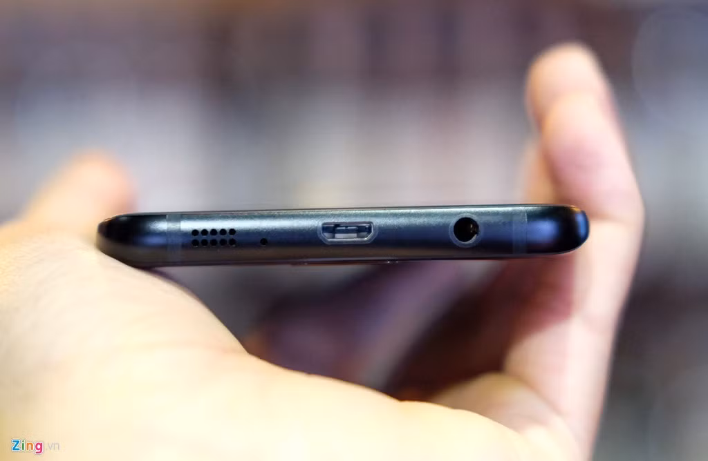 Các chi tiết như loa, giắc cắm microUSB và ngõ âm thanh đều phủ sơn đen.