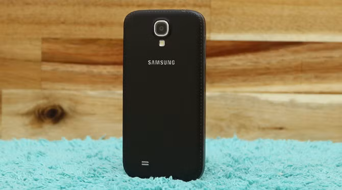 Điểm yếu của S4 đến từ chất liệu nhựa, đặc biệt khi smartphone khung vỏ kim loại nguyên khối phổ biến trong mọi tầm giá hiện nay. Thực tế là viền benzel của máy rất dễ bị trầy xước, nhưng đổi lại, nó là chiếc điện thoại thông minh mạnh mẽ nhất có giá bán dưới 2 triệu đồng.