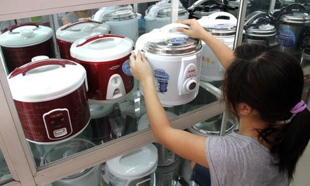 Cân nhắc giá cả: Nếu tài chính dư dả, người mua hãy chọn một chiếc nồi cao cấp chất lượng tốt để sử dụng lâu dài thay vì mua một chiếc nồi rẻ tiền mà chỉ dùng được vài tháng. Tuy nhiên, nếu vẫn không đủ tiền để mua một chiếc nồi lý tưởng, hãy tìm kiếm các bảng so sánh giá cả và chức năng của các sản phẩm trên mạng, nhờ đó tìm được một chiếc nồi phù hợp với túi tiền mà vẫn đáp ứng nhu cầu sử dụng.