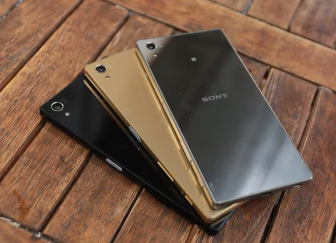 Dung lượng pin lớn 3.430mAh kết hợp với công nghệ tiết kiệm pin Stamina giúp cho Xperia Z5 Premium ung dung trụ vững trong vòng 2 ngày, kèm theo đó là công nghệ sạc nhanh Quick Charge 2.0. Z5 Premium cho một thời gian sử dụng rất thoải mái. Đặc biệt, người mua Xperia Z5 Premium còn được tặng thêm tai nghe Sony, túi du lịch và giảm giá bảo hành vàng.