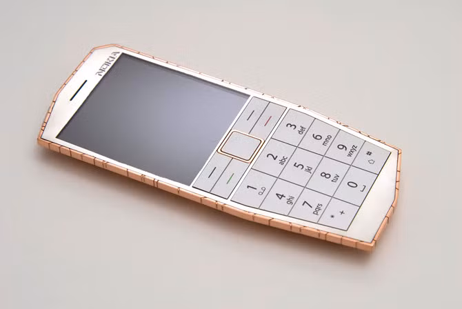 Nokia E-Cu: điện thoại tự sạc pin khi để trong túi quần. Ông vua một thời - Nokia - từng phát triển một mẫu điện thoại có thể dùng nhiệt của cơ thể để sạc pin. Mặc dù chưa từng tung ra thị trường, nhưng ý tưởng độc đáo về chiếc E-Cu này cũng đã mang tới một hướng đi mới hào hứng hơn với người dùng.