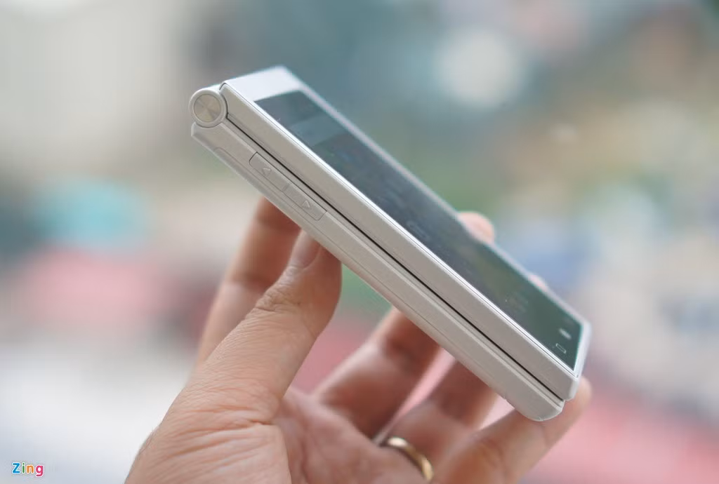 Về cơ bản, thiết kế của máy không quá xuất sắc với nhiều đường nét trông khá thô. Tuy nhiên, người mua sản phẩm này rõ ràng hướng đến yếu tố khác: Trải nghiệm mới lạ trên một chiếc di động Android với phần cứng và phần mềm cũ kỹ.