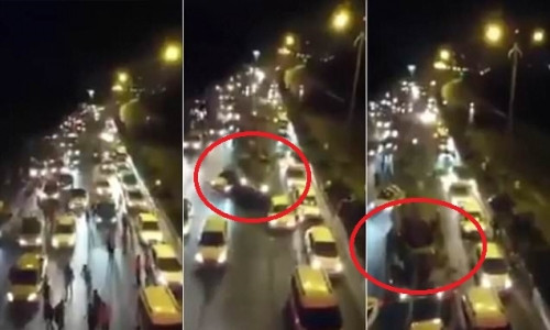 Chiếc xe tăng đã nghiền nát hàng loạt xe ô tô, đồng thời phóng thẳng tới trước với tốc độ cao nhằm tấn công những người dân trên đường.