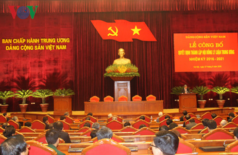 Ong Dinh The Huynh lam Chu tich Hoi dong ly luan Trung uong