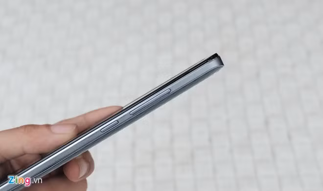 Các cụm phím được dồn hết về một cạnh phải, phím được làm tương đối phẳng, không lồi lên nhiều.