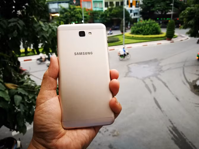 Mặt sau là kiểu lưng chia thành 3 phần phổ biến hiện nay.