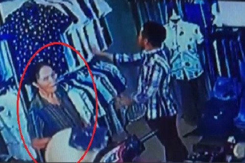 Hình ảnh về cụ bà trộm đồ trong cửa hàng quần áo.