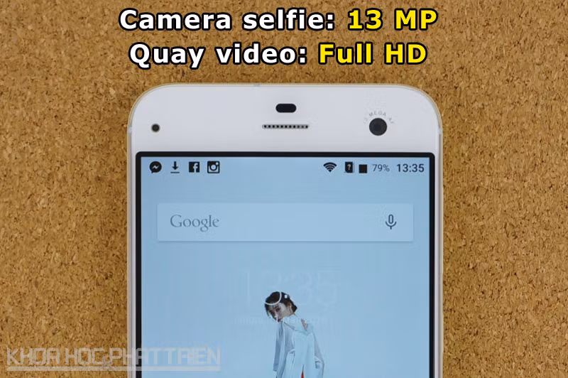 Máy ảnh trước cũng có đèn flash LED, lấy nét theo pha cùng chế độ làm đẹp tự động.