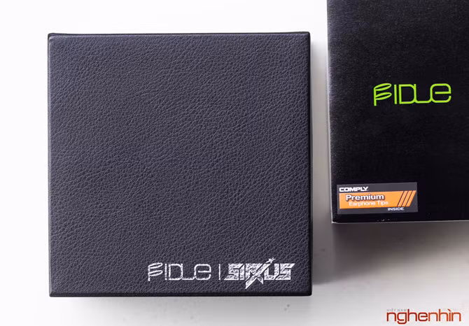 Bên trong hộp giấy là hộp da thể hiện đẳng cấp của cặp tai nghe này. Fidue có truyền thống làm hộp da rất đẹp, ngay cả sản phẩm trung cấp trước đó là A81 cũng nằm trong một chiếc hộp da rất sang trọng.