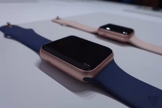 Apple chính thức giới thiệu thế hệ smartwatch mới có tên Apple Watch Series 2 tại sự kiện thường niên vừa diễn ra rạng sáng nay (ngày 8/9 theo giờ Việt Nam).
