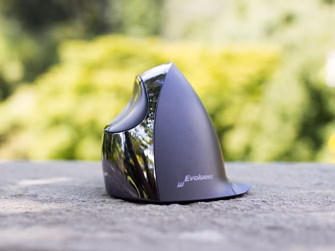 Được biết, nút bấm giữa cho phép người dùng có thể tùy chỉnh, gán các tính năng theo ý muốn.