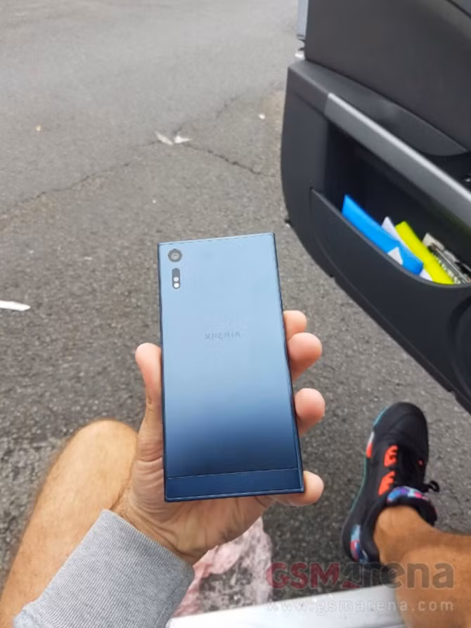 Mặt sau máy thiết kế phẳng với nhãn hiệu Xperia ở chính giữa, camera sau nằm lệch trái ở phía trên. Tuy nhiên cụm đèn flash LED kép nằm dọc thẳng hàng xuống phía dưới chứ không chạy ngang như những chiếc Xperia khác. Nguồn tin cho biết cả hai camera trước/sau trên F8331 đều có khả năng quay video 4K.