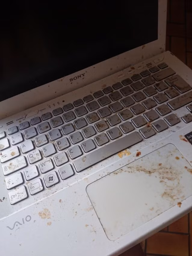 Thức ăn vấy bẩn lên chiếc Vaio huyền thoại một thời