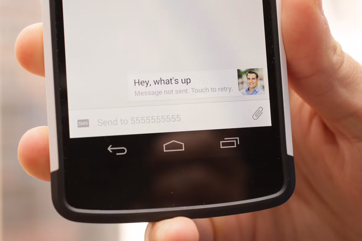 Không gửi được tin nhắn. Bảo đảm đã kết nối Internet qua Wi-Fi hoặc mạng di động, bấm vào tin nhắn chưa gửi được rồi chọn Gửi lại (Resend). Nếu vấn đề vẫn tiếp diễn, thử khởi động lại máy hoặc cài ứng dụng nhắn tin của bên thứ ba.