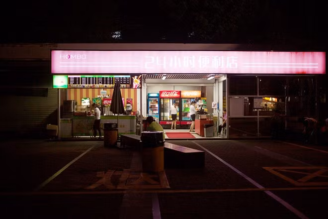 Và một khung giờ khác vào lúc nửa đêm. Khi đó, cuộc sống của họ mới thực sự bắt đầu. Họ trò chuyện với nhau trong khi mắt không rời khỏi màn hình điện thoại.