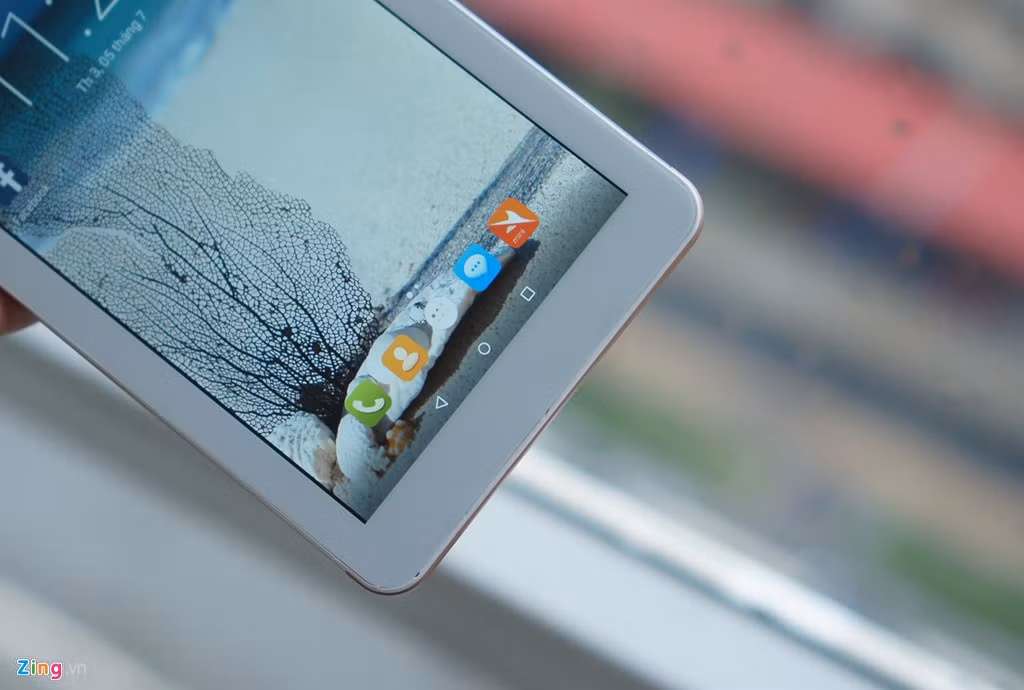 Thiết bị sử dụng 3 phím điều hướng đặt trong màn hình. Sẽ ấn tượng hơn nếu nó tích hợp sẵn hệ điều hành Android 6 Marshmallow thay vì bản Lollipop 5.1 như hiện tại.