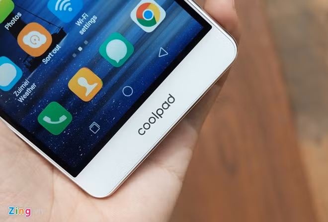 Phần viền hai bên khá mỏng, ba phím điều hướng được thu vào trong màn hình.