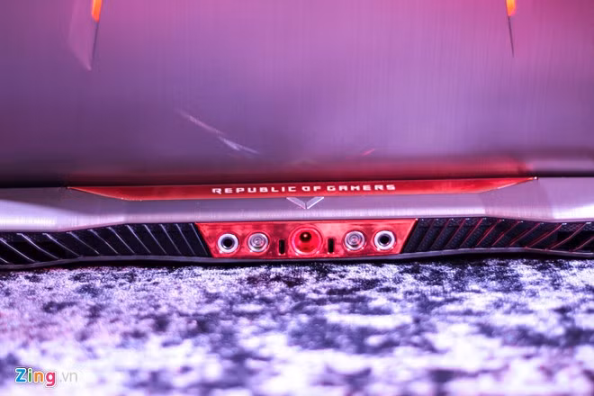 Cạnh sau là các cổng kết nối với bộ tản nhiệt bằng nước.