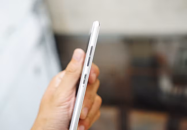 Mang kiểu dáng thiết kế mới, Zenfone 3 bố trí lại phím nguồn, tăng giảm âm lượng sắp xếp ở bên cạnh phải.