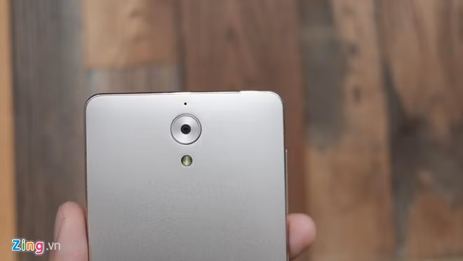 Coolpad có camera sau 8MP, kèm đèn flash, cụm camera đặt ở giữa làm khá phẳng, dù vậy viền xung quanh vẫn có độ cấn nhất định.