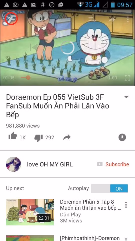 Xem video YouTube kiểu tranh thủ trên điện thoại: Khi chạy video bằng ứng dụng YouTube chuyên dụng do Google phát hành, chúng ta có thể thu nhỏ khung hình về góc dưới bên phải bằng cách bấm biểu tượng mũi tên trỏ xuống trên góc trái.