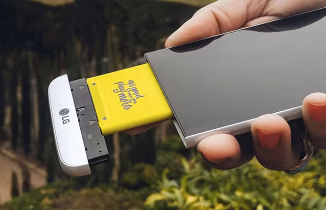 Thay thế pin. Nếu bạn cảm thấy pin của điện thoại hết khá nhanh hoặc sạc không vào điện, hãy thử thay thế một viên pin khác và sạc lại để có kết quả khả quan hơn. Sau một thời gian sử dụng thì pin chính là vấn đề hay gặp đối với những chiếc điện thoại, tuy nhiên một số dòng máy với thiết kế nguyên khối hoặc liền nắp lưng thì việc thay thế pin là vô cùng khó khăn.