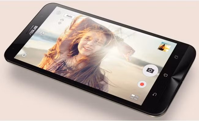 Asus Zenfone Go: giá chính hãng 2 triệu đồng. Nếu như 4 chiếc điện thoại liệt kê bên trên đều là hàng xách tay thì Zenfone Go lại là sản phẩm chính hãng. Máy có kiểu dáng giống thế hệ Zenfone đời đầu với chất liệu nhựa làm chủ đạo. Nói chung thiết kế không phải điểm mạnh của Zenfone Go, mà điểm nhấn đến từ cấu hình tốt trong tầm giá và sự yên tâm vì bảo hành chính hãng.