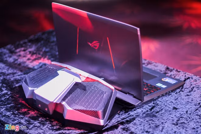 Asus ROG GX700 là laptop dành riêng cho các game thủ với thiết kế hầm hố, cấu hình mạnh. Đây cũng là mẫu máy tính xách tay đầu tiên trên thế giới được trang bị công nghệ tản nhiệt nước tháo rời. 