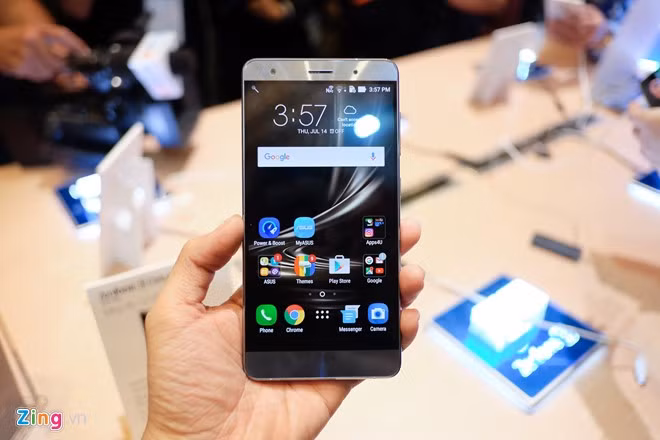 Lần đầu đưa thương hiệu Zenfone lên nhóm cao với mẫu Zenfone 3 Deluxe, Asus định vị model này từ 15,9 triệu đồng (bản RAM 6 GB, bộ nhớ 6 GB) và bản 256 GB giá 18,49 triệu đồng.