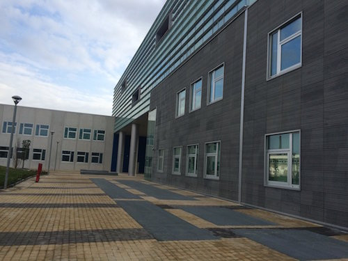 Theo đó, ngôi trường này được gọi là iOS Development Center, sẽ là nơi học tập, nghiên cứu của khoảng 600 lập trình viên tương lai. Để trở thành thành viên của iOS Development Center, ứng viên phải trải nghiệm vòng thi trực tuyến và một vòng phỏng vấn sau đó.