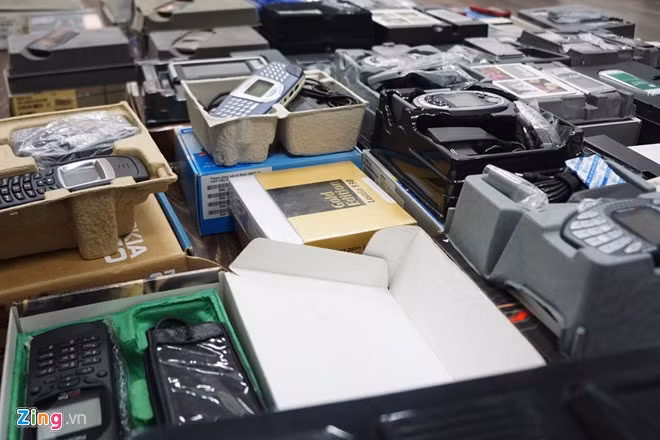 Không chỉ sưu tầm điện thoại Nokia, Đức Tuấn còn sở hữu nhiều phiên bản limited (giới hạn) của Samsung Galaxy. Anh cho biết mình sẽ sưu tầm thêm những chiếc điện thoại còn thiếu.