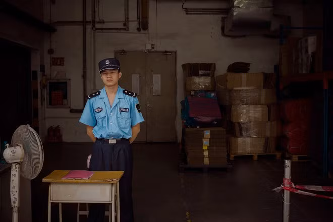 "Thành phố" nhà máy này đối lập hoàn toàn với vẻ đa dạng và nhộn nhịp của cuộc sống đô thị. Ẩn sau vẻ rối rắm của các con đường tại đây là một sự quy củ giống như doanh trại quân đội.