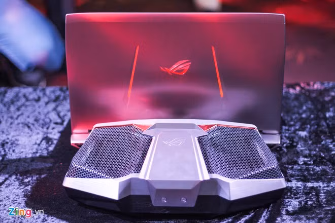 Khi kết nối với laptop, hệ thống làm mát sẽ bơm dung dịch làm mát chuyên dụng vào vùng tản nhiệt trong GX700. Sau khi lấy nhiệt và nóng dần lên, khối dung dịch này sẽ chảy ngược về 2 khối nước để làm mát sau đó tiếp tục chu kỳ.