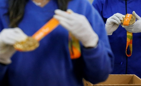 Những tấm huy chương vàng không chứa thủy ngân - thường được sử dụng trong chưng cất vàng.